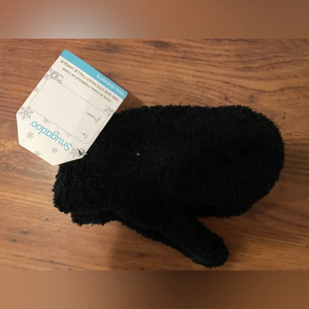 New Black pair Snugadoo soft fuzzy fleece with winter kids gloves or mittens